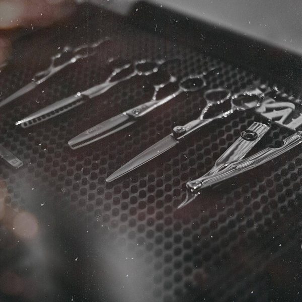 А ты знал, что парикмахер — важнейший человек своего племени. В древние времена …