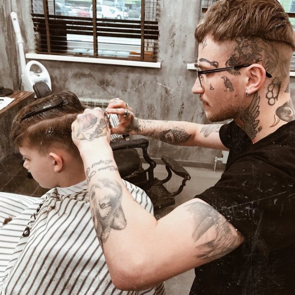 Barber Александр в работе Саша работает по двум адресам: Проспект Победителей …