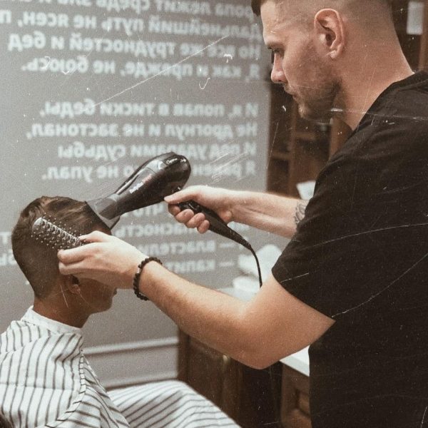 Человек, благодаря которому ваши головы свежи и светлы, за счёт его мастерства. …