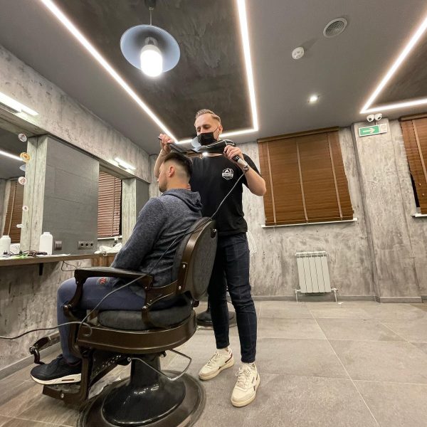 Добрый вечер дорогие клиенты! На фото Pro Barber Роман ⠀ Успейте записаться к…