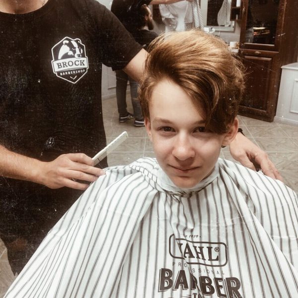 doposle listaj lentu —— nekotorye mastera rabotayut vnutri seti barbershopov