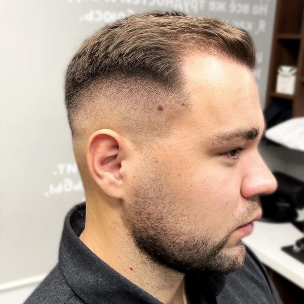 На фотографии стрижка, выполненная нашим Pro Barber Артуром. Мастер работает по…