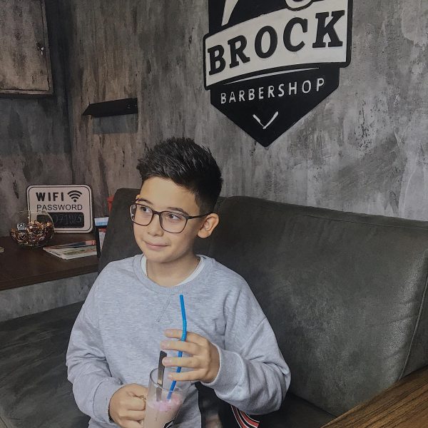 Приходи в Brock за атмосферой и стильной стрижкой, ведь даже самые юные парни ух…