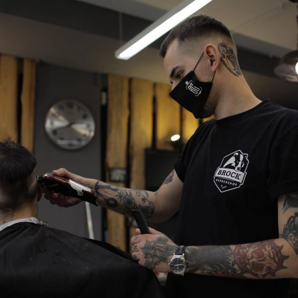 TOP Barber Дмитрий Соловьев в процессе ⠀ Успейте записаться к этому мастеру на…