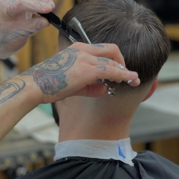 Тор барбер Дмитрий Соловьёв в процессе создания идеального фейда