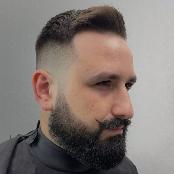 Страшно красивые усы и подозрительно идеальный фейд – настроение Halloween