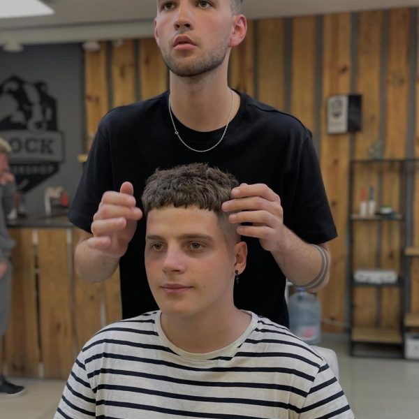 Стильный кроп с элементами hair tattoo от барбера Даниила