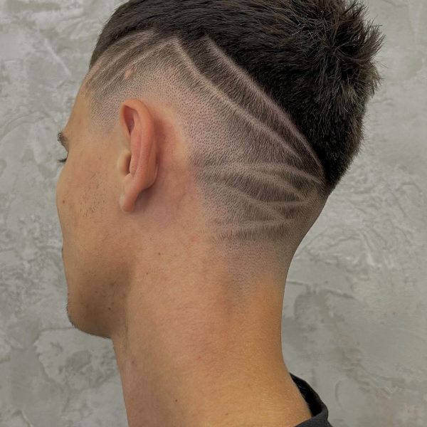 Популярный кроп с элементами hair tattoo от Pro барбера Евгения